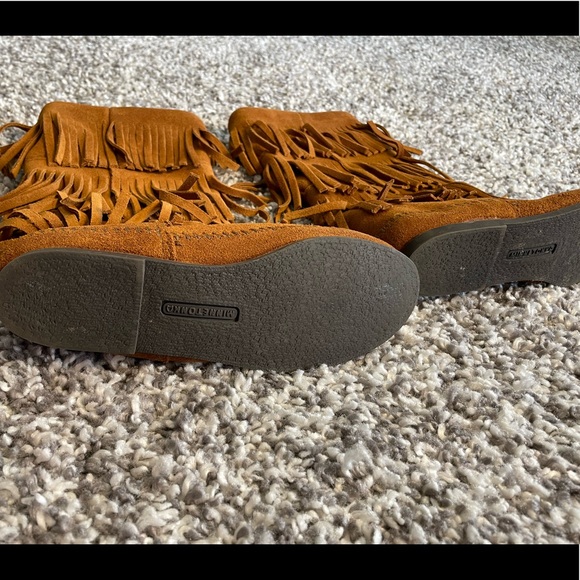 Almost NEW Minnetonka Women's 3-Layer Fringe Boot  size 7 - Picture 4 of 14